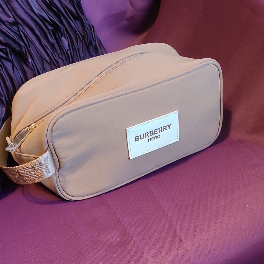 BURBERRY HERO COSMETIC BAG (NWOT.)